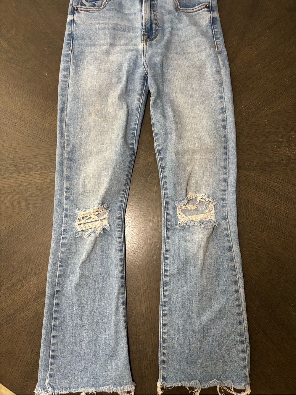 Light Blue Straight-Leg Women’s Jeans with Knee Distressing